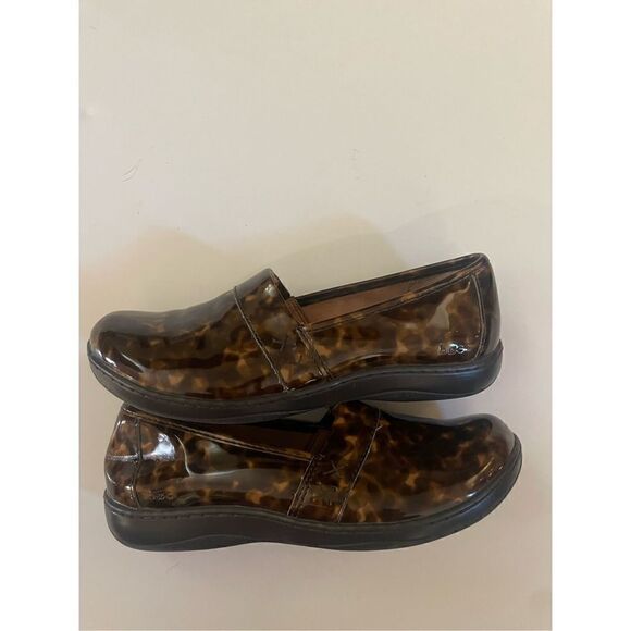 B.O.C. Women’s Tortoise Flat Slip On Comfort Shoes Size 8.5 - Picture 2 of 10